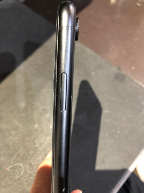 各ボタン背面カメラ、前面カメラを起動し、正常に映るか、影等がないかを確認します。