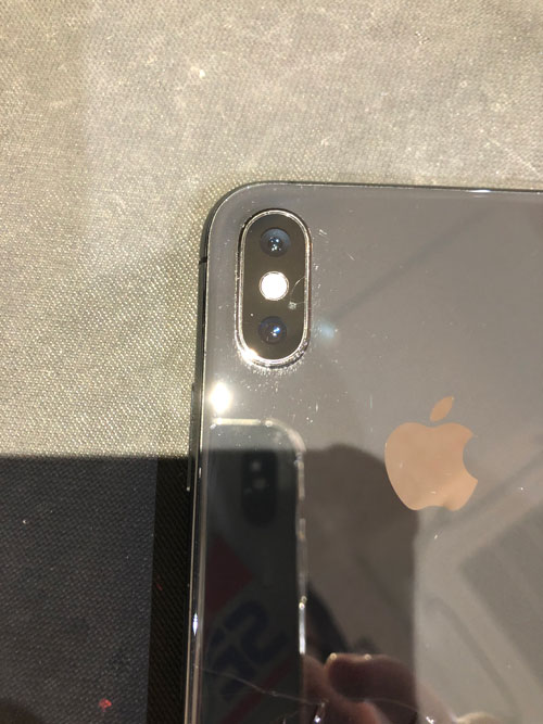 カメラ機能背面カメラ、前面カメラを起動し、正常に映るか、影等がないかを確認します。