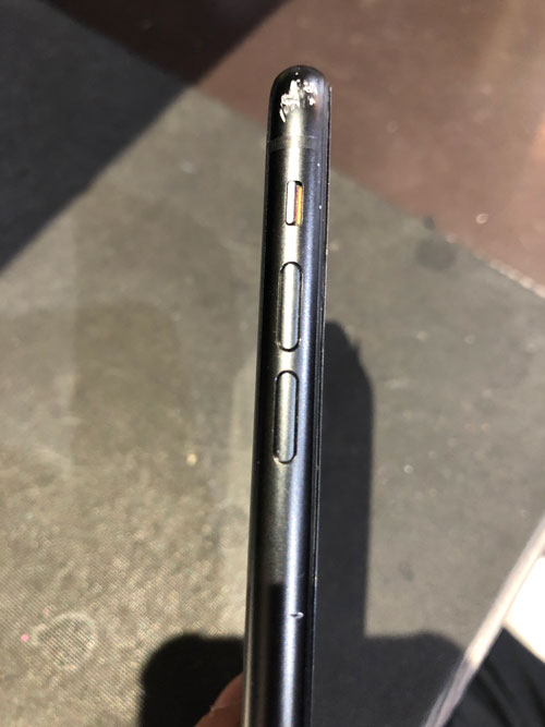 バイブ機能本体側面のスイッチでサイレント機能のON OFFを切り替え、正常に震えるか確認します。