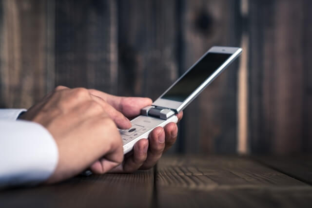 ガラケーを扱う男性